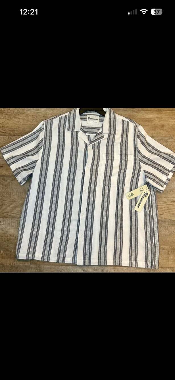No Boundaries Men's Textured Stripe Short Sleeve Shirt in White and Black